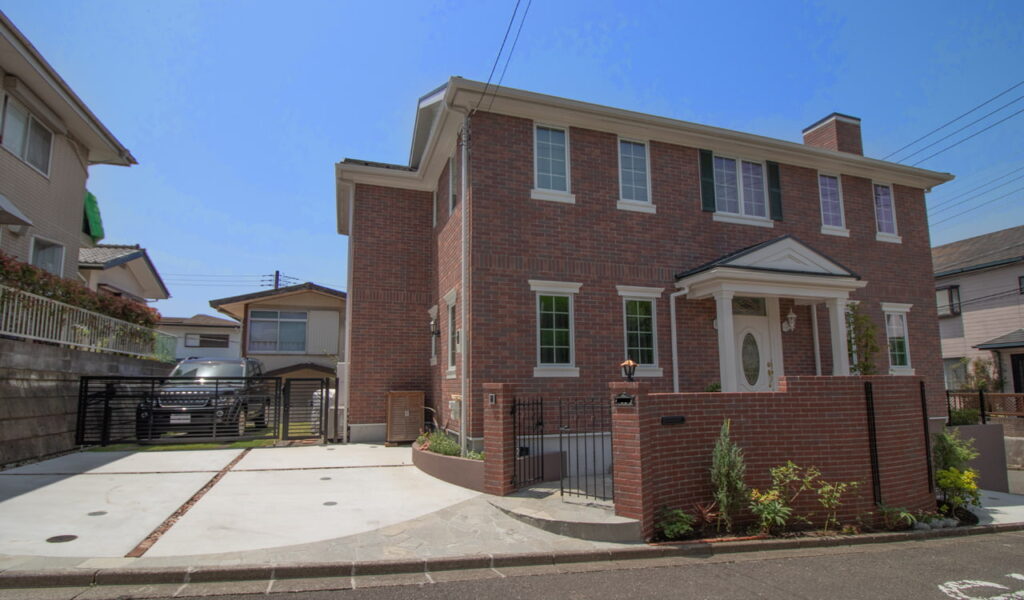 レンガ邸宅と調和するロートアイアン調外構工事