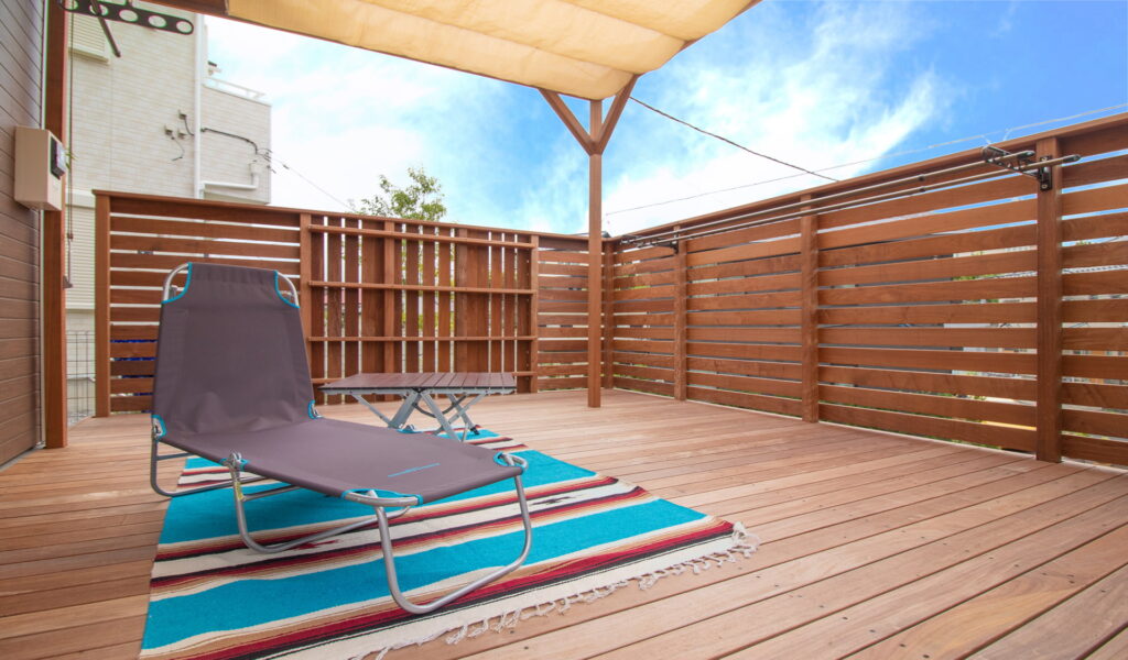 自然を活かしたウッドデッキの施工事例