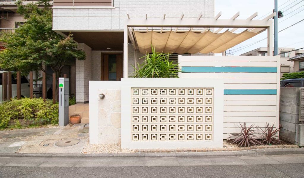 珊瑚石と化粧ブロックのカルフォルニア風外構リフォーム