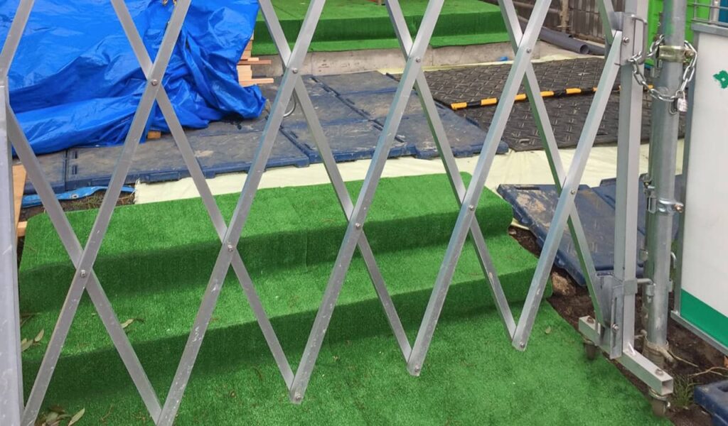 シンプル＆機能的なウッドデッキの新築施工事例