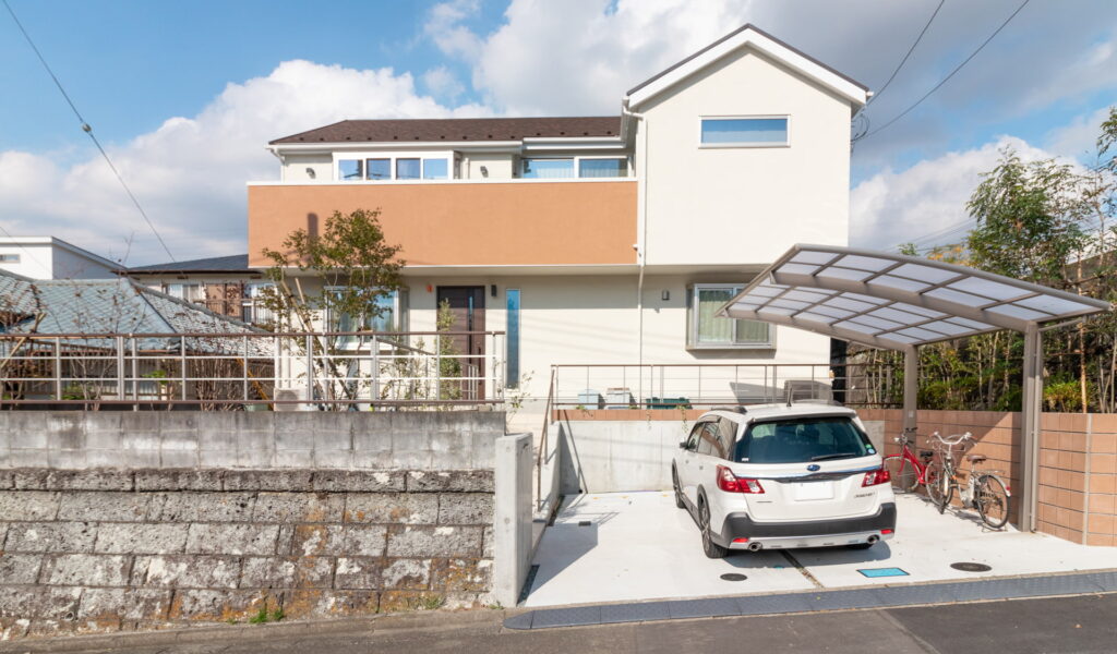 化粧ブロックと植栽で彩るナチュラルなファサード