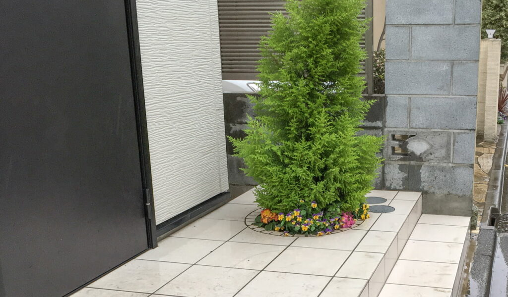 洗練された外構リフォーム～黒基調の門袖デザイン～