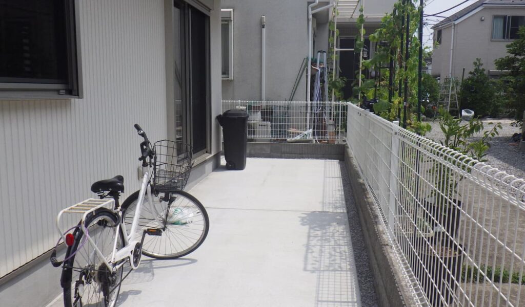 レンガ花壇と木目調タイル貼りのテラス