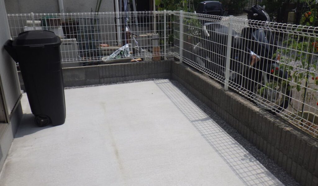 レンガ花壇と木目調タイル貼りのテラス