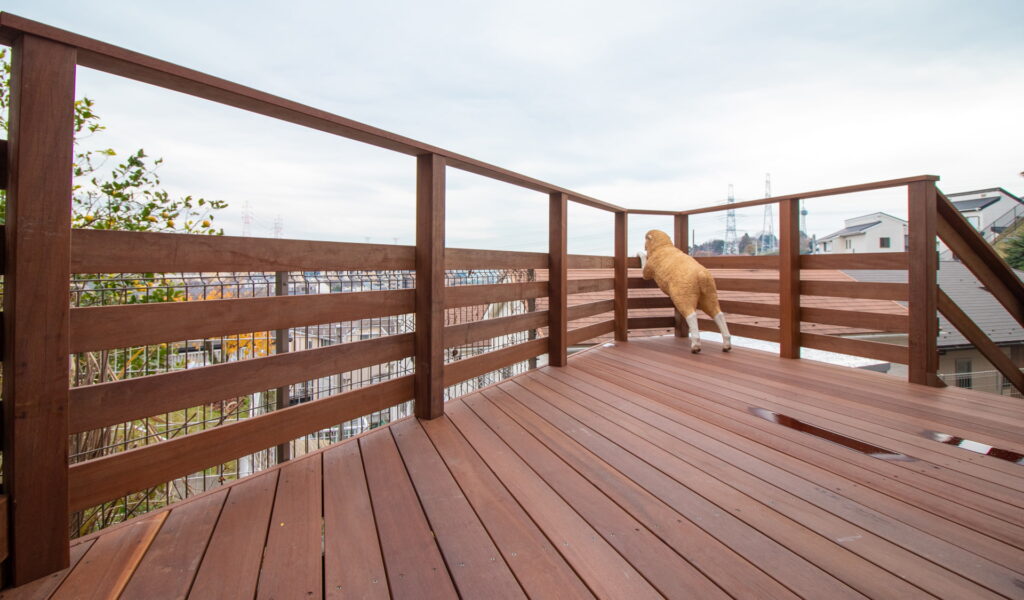 坂を活かしたウッドデッキとガーデンリフォーム