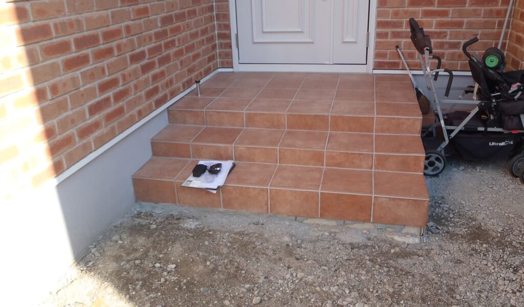 レンガの邸宅にマッチしたウッドデッキと目隠しフェンスの外構工事