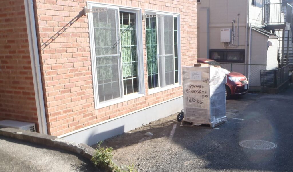 レンガの邸宅にマッチしたウッドデッキと目隠しフェンスの外構工事