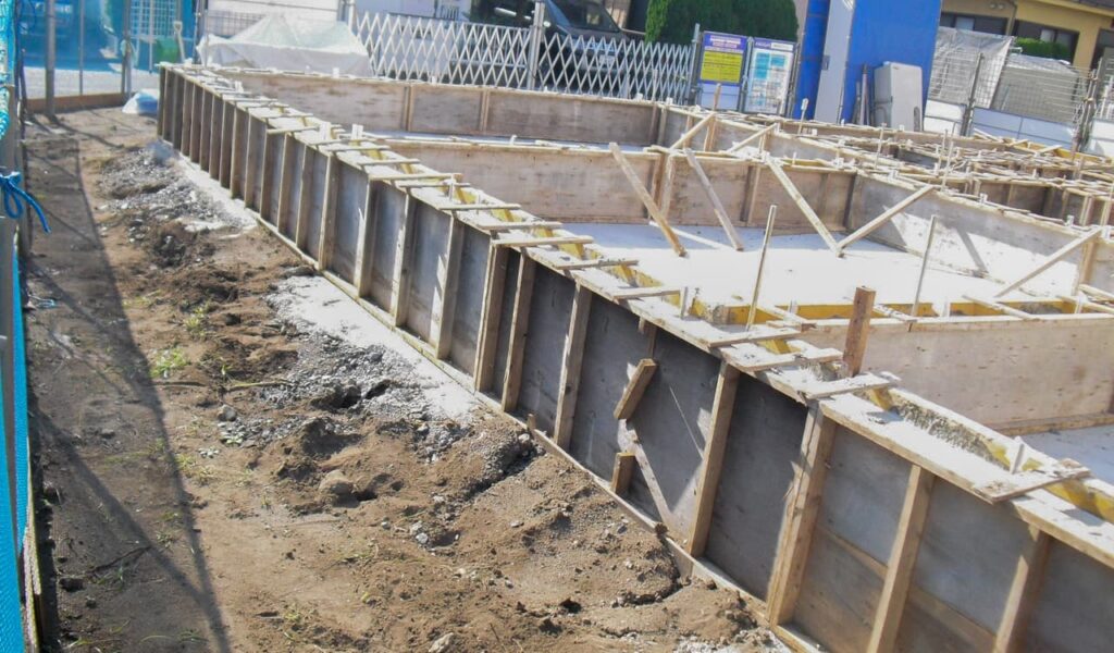 杉板目タイル貼りのシャープなセミクローズ