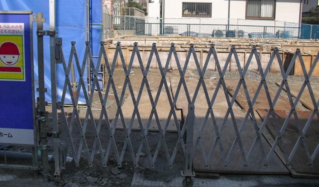 杉板目タイル貼りのシャープなセミクローズ