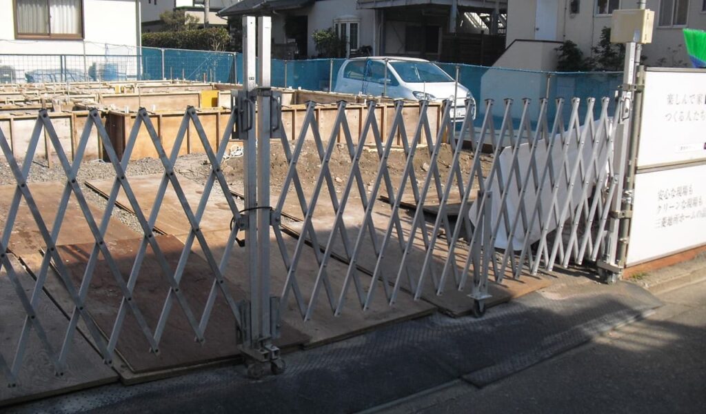 杉板目タイル貼りのシャープなセミクローズ