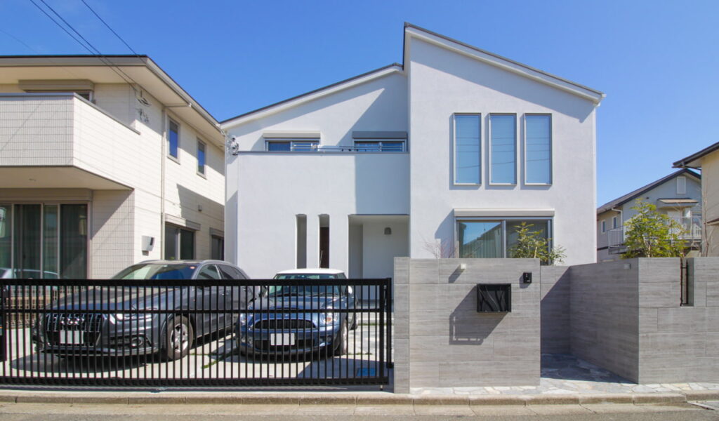 杉板目タイル貼りのシャープなセミクローズ