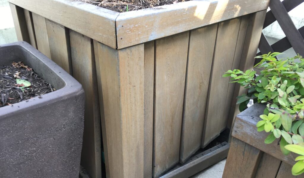 ウリンのプランター修理と再塗装で都心のバルコニーガーデン再生