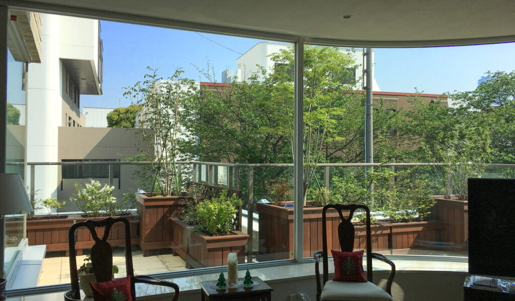 ウリンのプランター修理と再塗装で都心のバルコニーガーデン再生