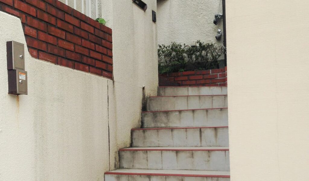 静寂と高級感漂う自然石活用の外構リフォーム例