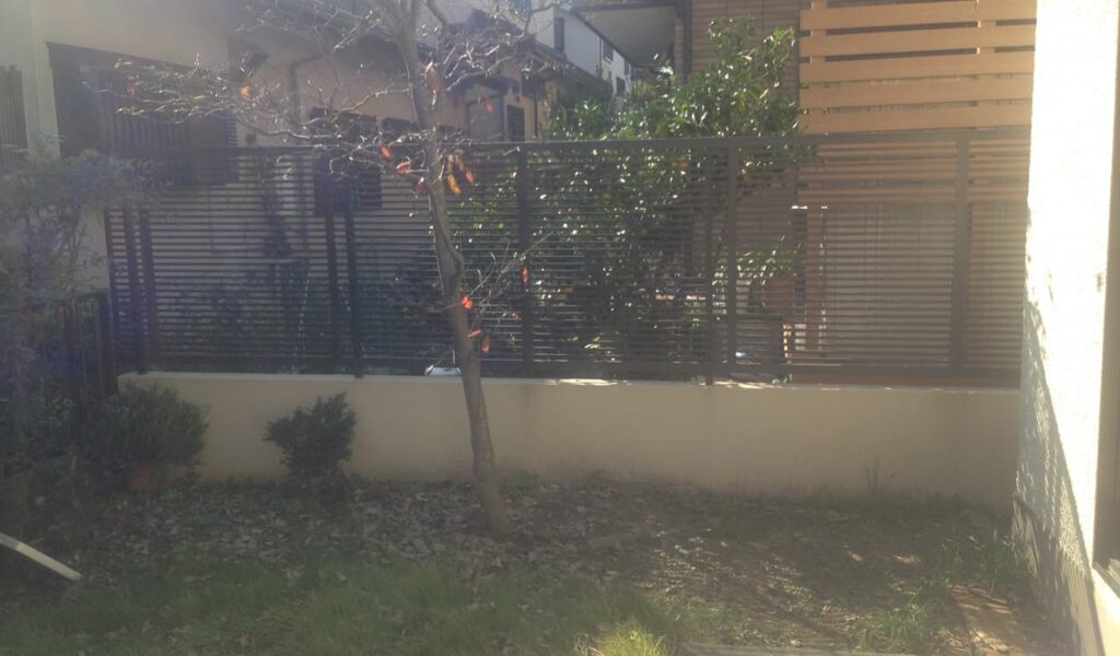 静寂と高級感漂う自然石活用の外構リフォーム例