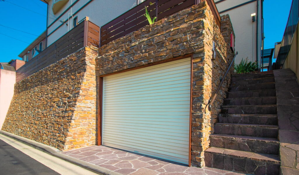 静寂と高級感漂う自然石活用の外構リフォーム例