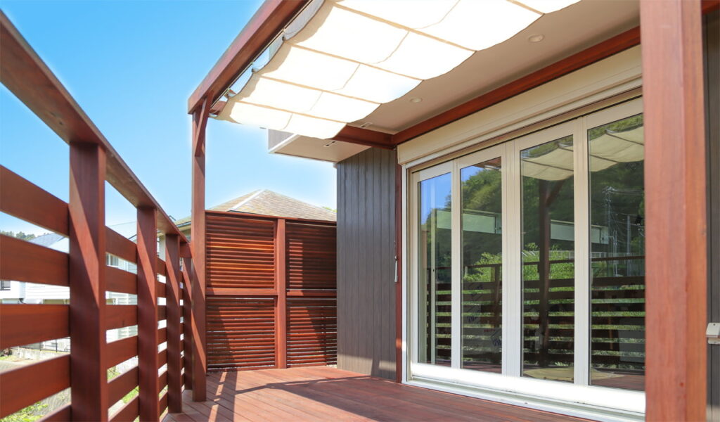自然を感じるウッドデッキとパーゴラのエクステリア
