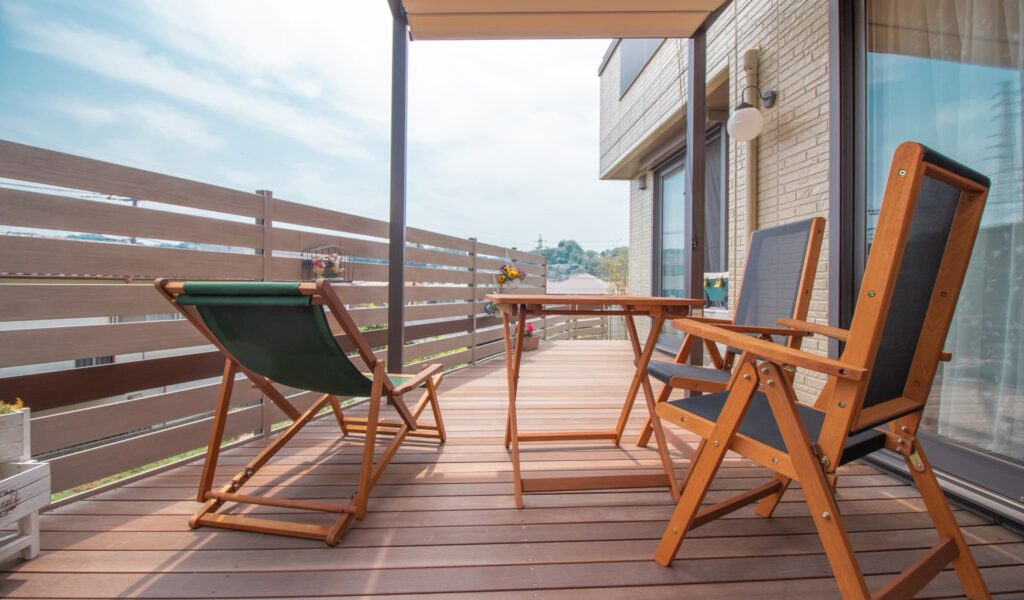 自然と調和するウッドデッキ＆ガーデンルームの外構リフォーム