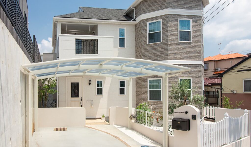 白を基調とした石貼りテラスの新築エクステリア