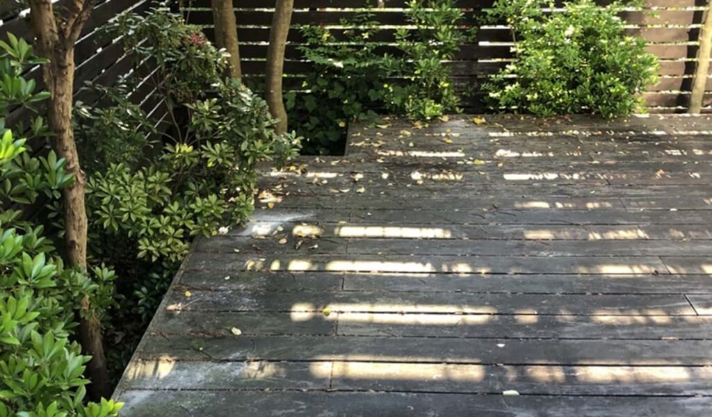 タイルテラスがある海辺リゾート風のお庭