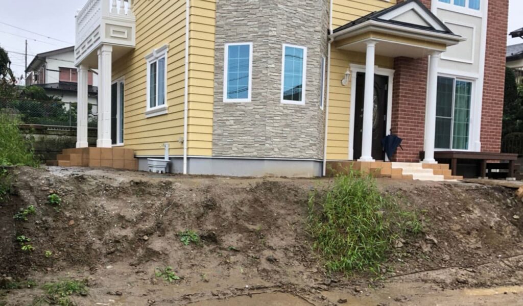 リゾート風庭と開放的な目隠しフェンスのある新築エクステリア