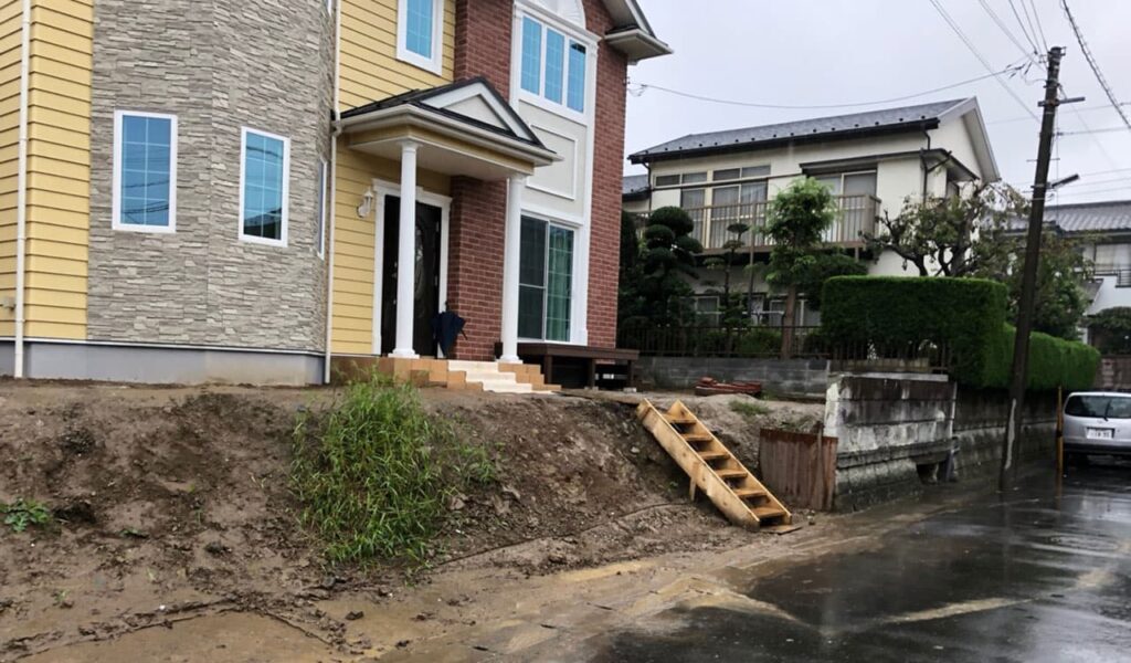 リゾート風庭と開放的な目隠しフェンスのある新築エクステリア