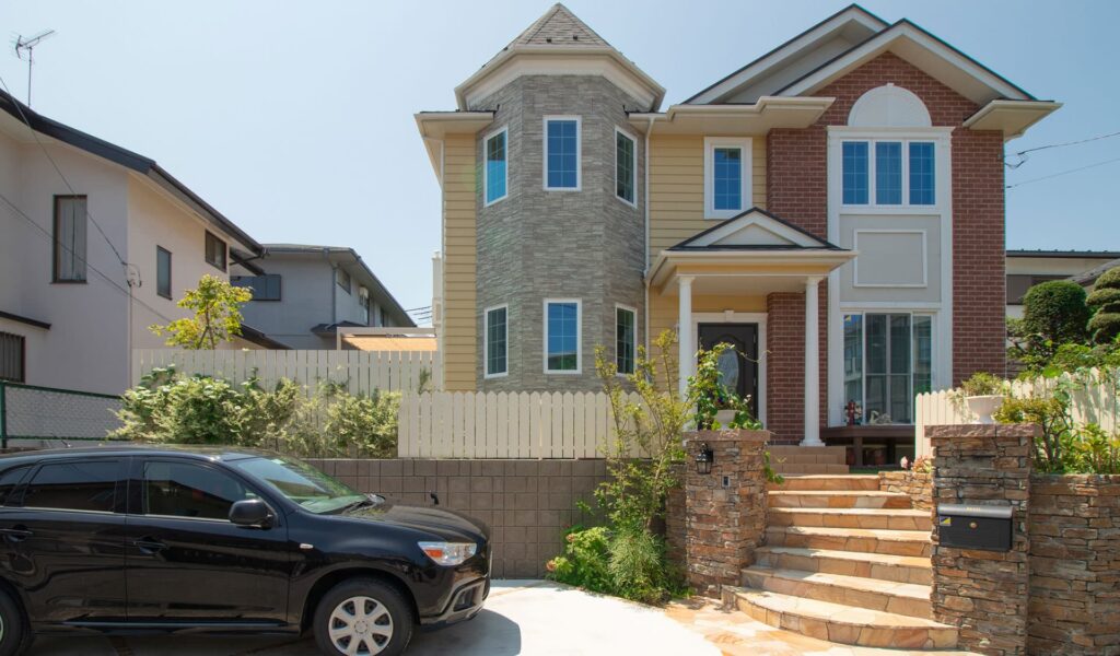 リゾート風庭と開放的な目隠しフェンスのある新築エクステリア