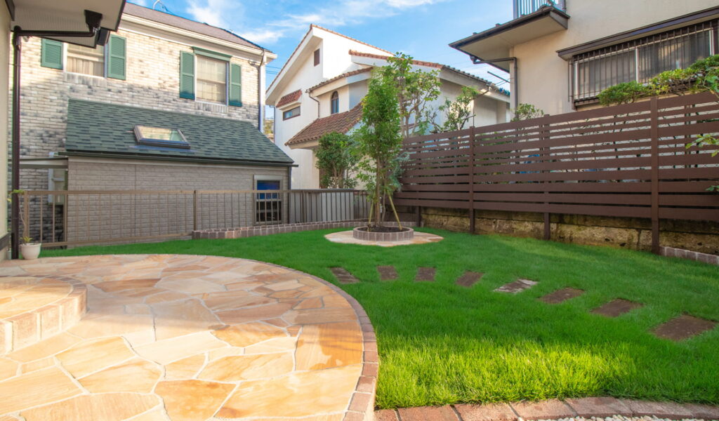 都会の喧騒を忘れる洋風庭園へお庭リフォーム