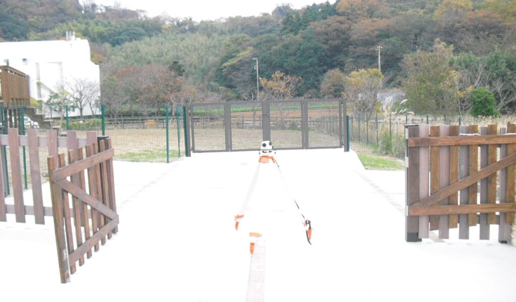 自然環境を活かした駐車スペースとエクステリアのリフォーム