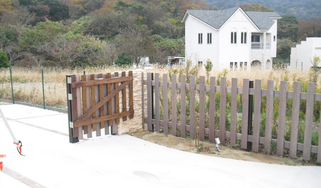 自然環境を活かした駐車スペースとエクステリアのリフォーム