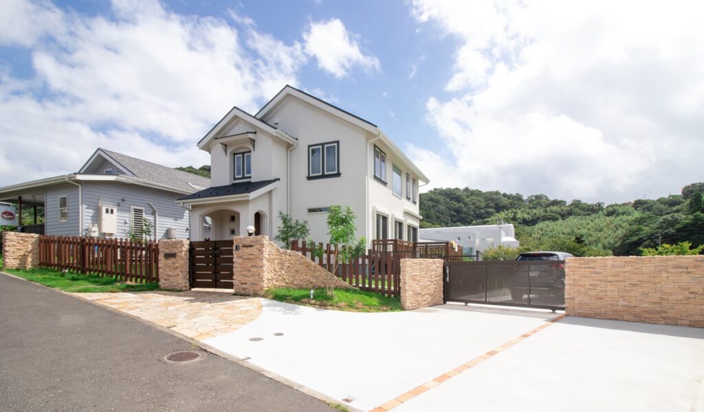 自然環境を活かした駐車スペースとエクステリアのリフォーム