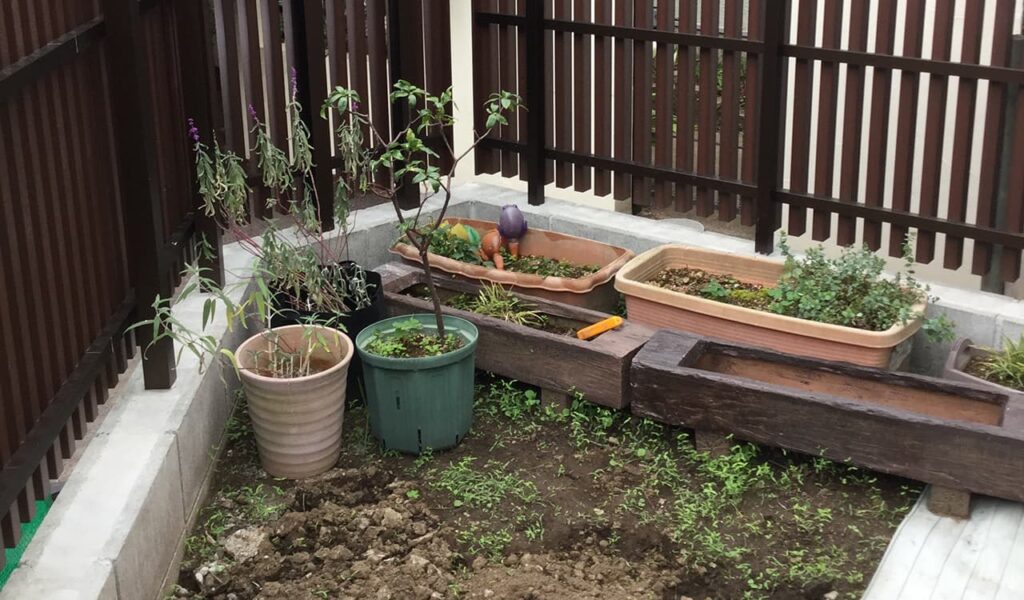 枕木の小道とナチュラルなガーデニングスペース