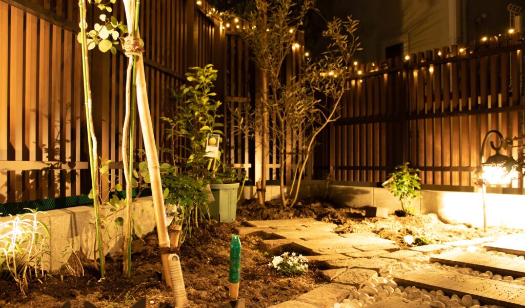 枕木の小道とナチュラルなガーデニングスペース