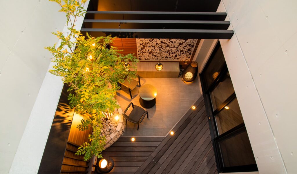 光と影が彩るホテル風ドライエリア