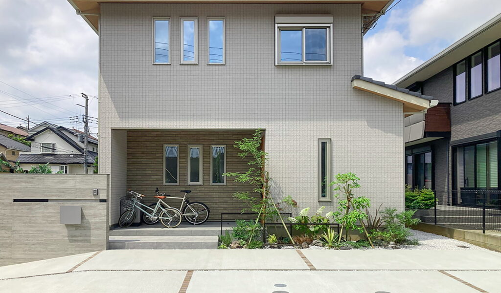 ブラックで引き締める新築エクステリア