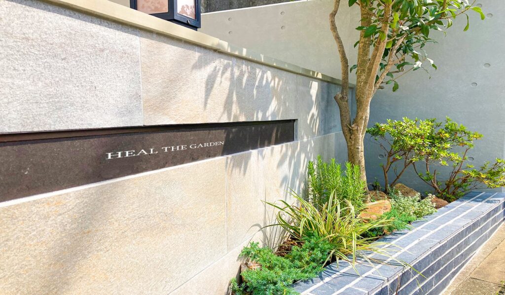 お手入れしやすいタイルで彩るおしゃれ外構リフォーム