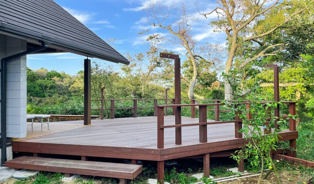 古都の杜に佇む、開放感あふれるウッドデッキ