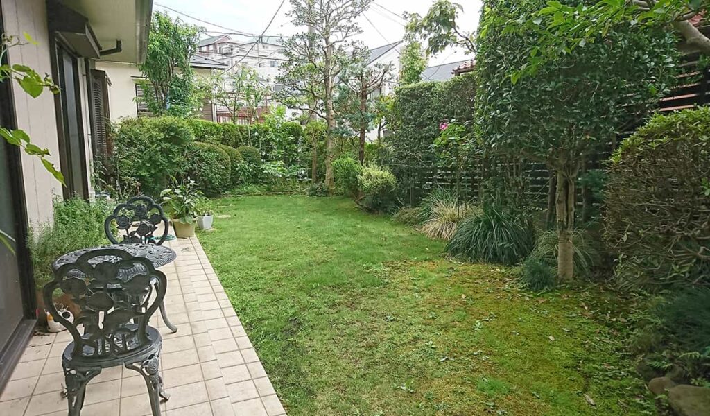 高級感のあるタイル張りアプローチ