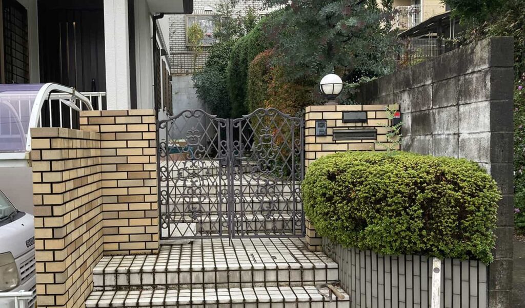 高級感のあるタイル張りアプローチ