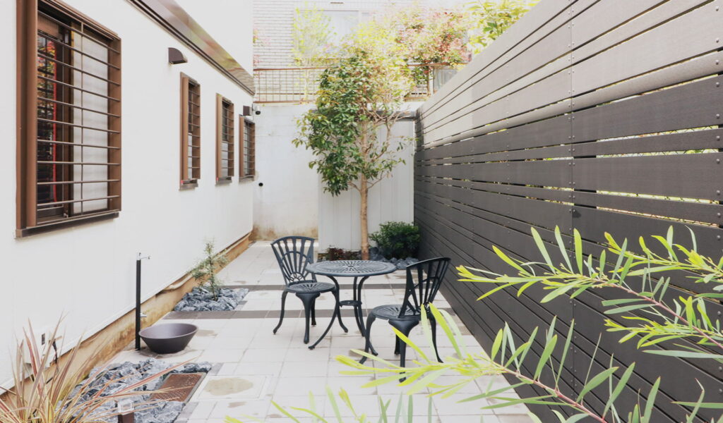 高級感のあるタイル張りアプローチ