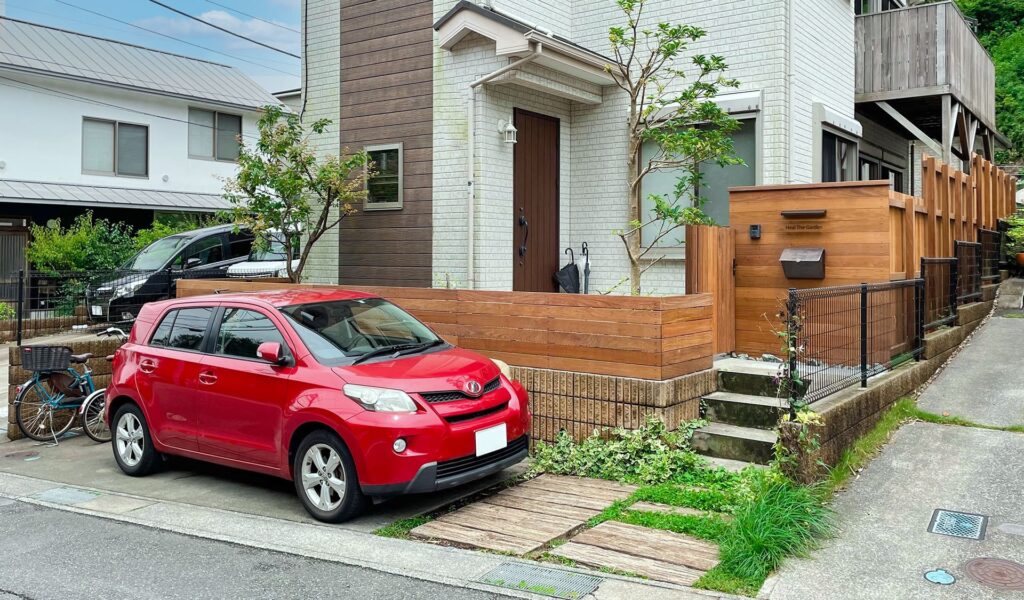 天然木のナチュラル外構とドッグラン