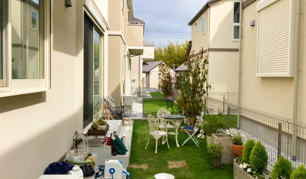 広々くつろげる憩いのウッドデッキ空間