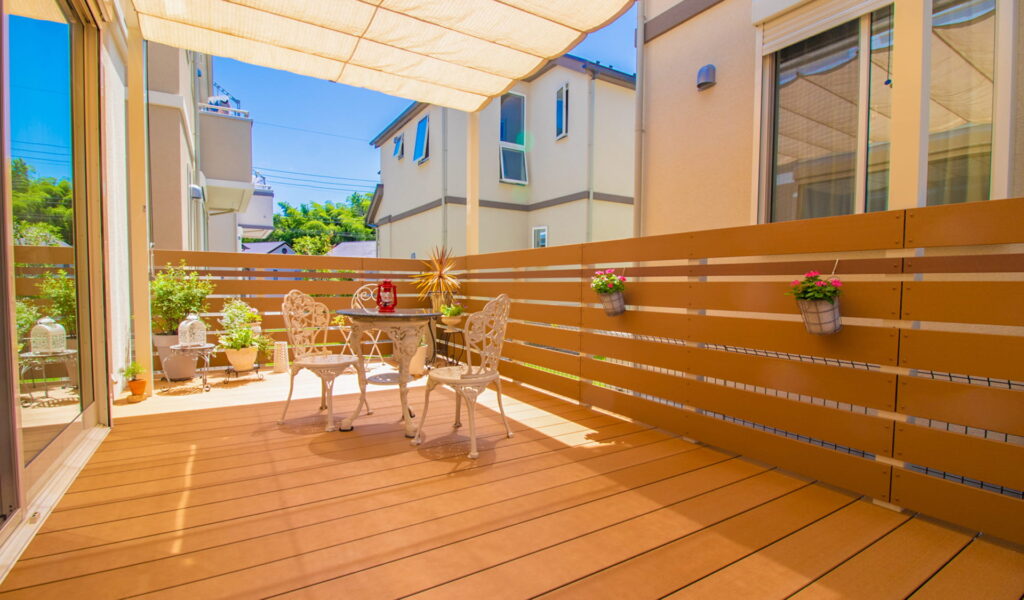 広々くつろげる憩いのウッドデッキ空間