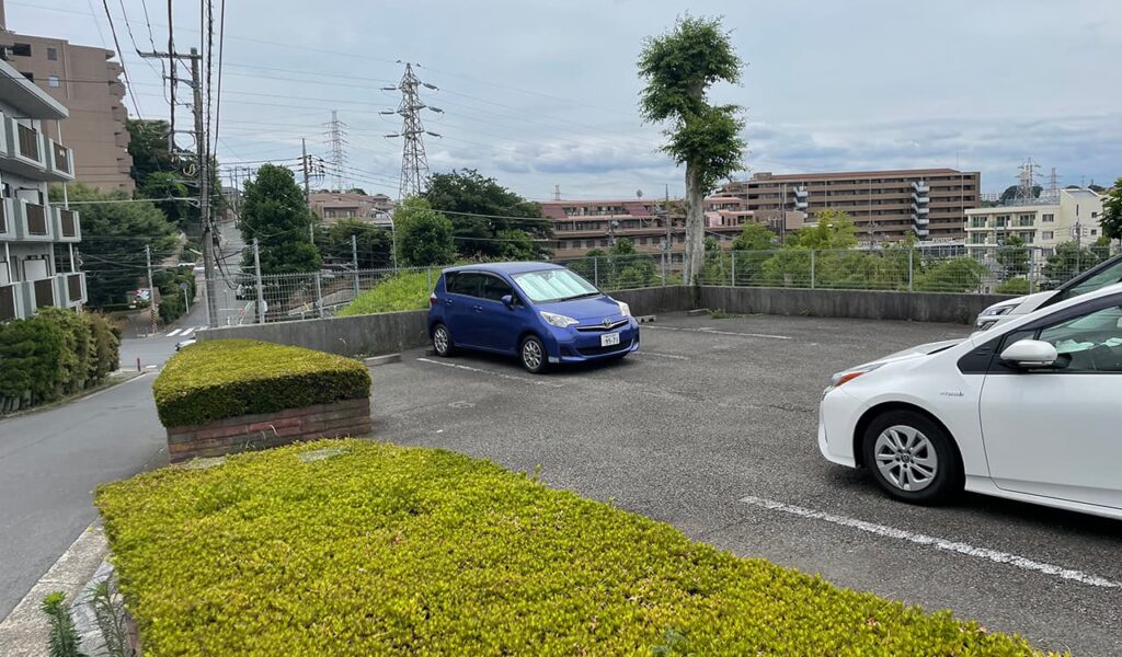 空と調和するウッドデッキのある住まい