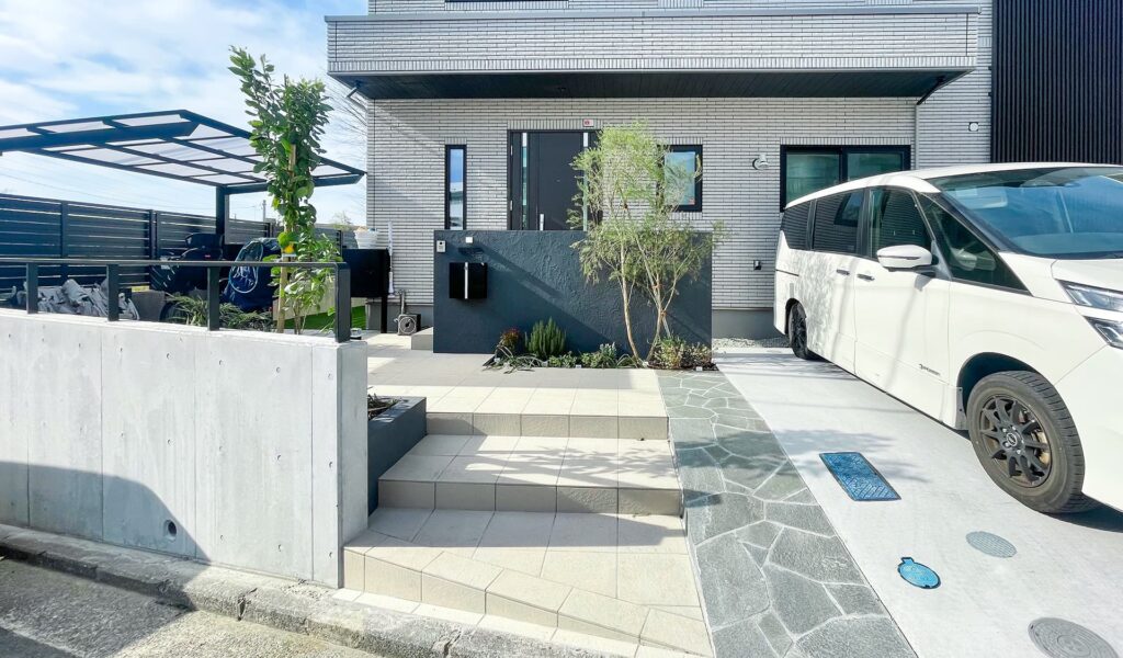 空と調和するウッドデッキのある住まい