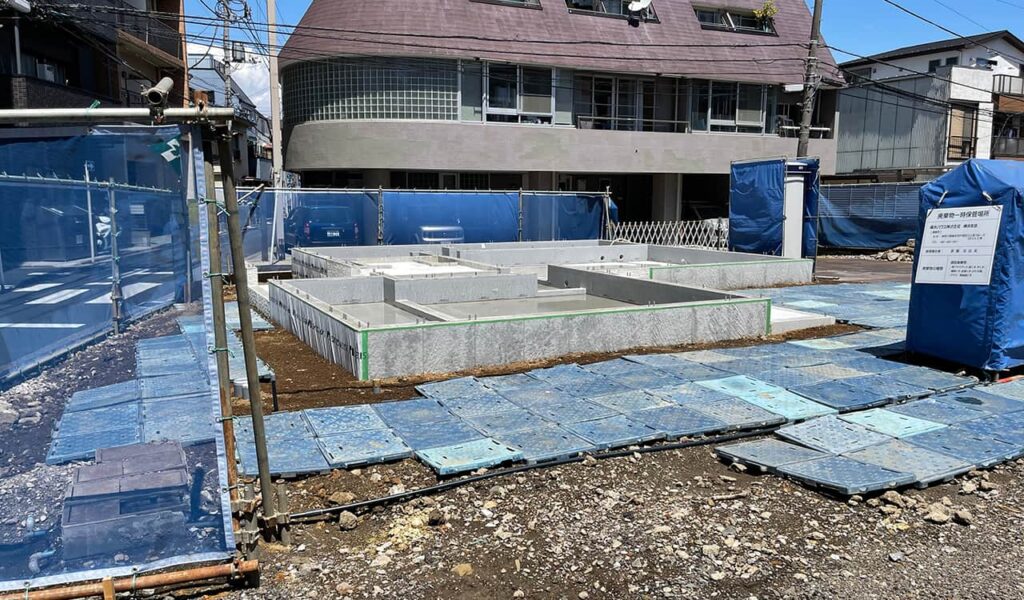 家族で楽しむ人工木デッキと安全な目隠しフェンスの新築外構