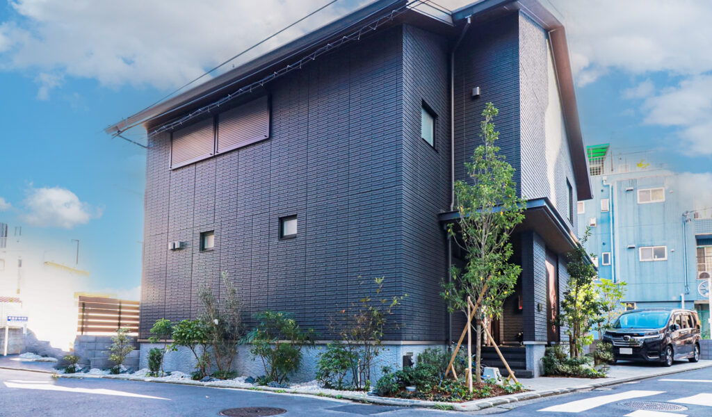 家族で楽しむ人工木デッキと安全な目隠しフェンスの新築外構