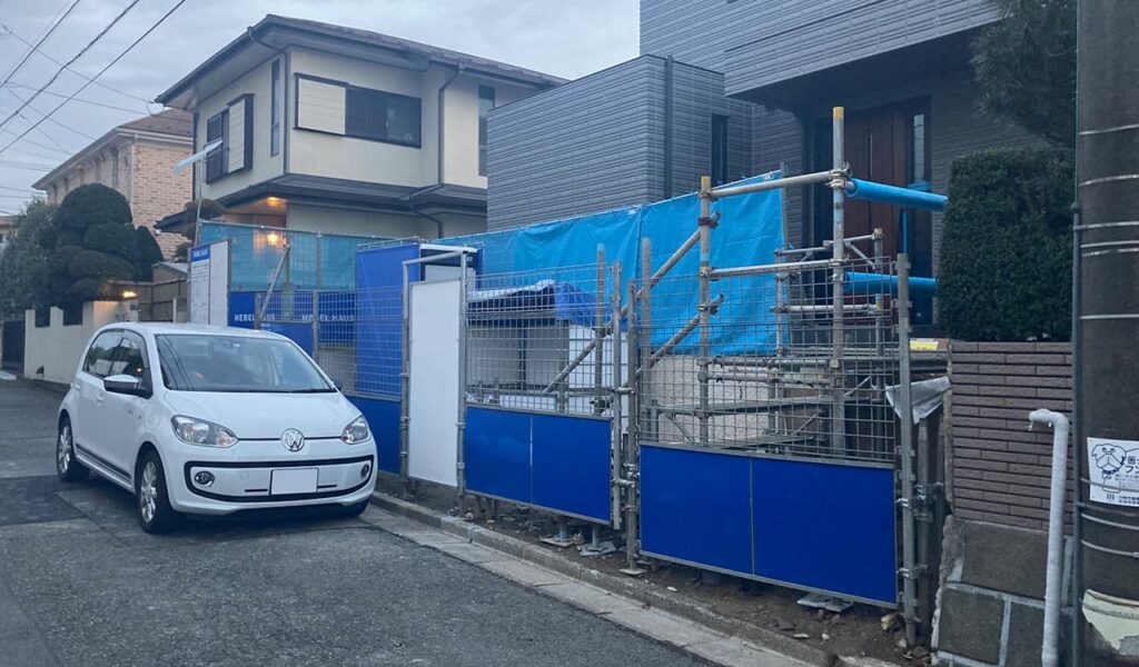 フローティングステップで魅せるスタイリッシュモダンな新築エクステリア