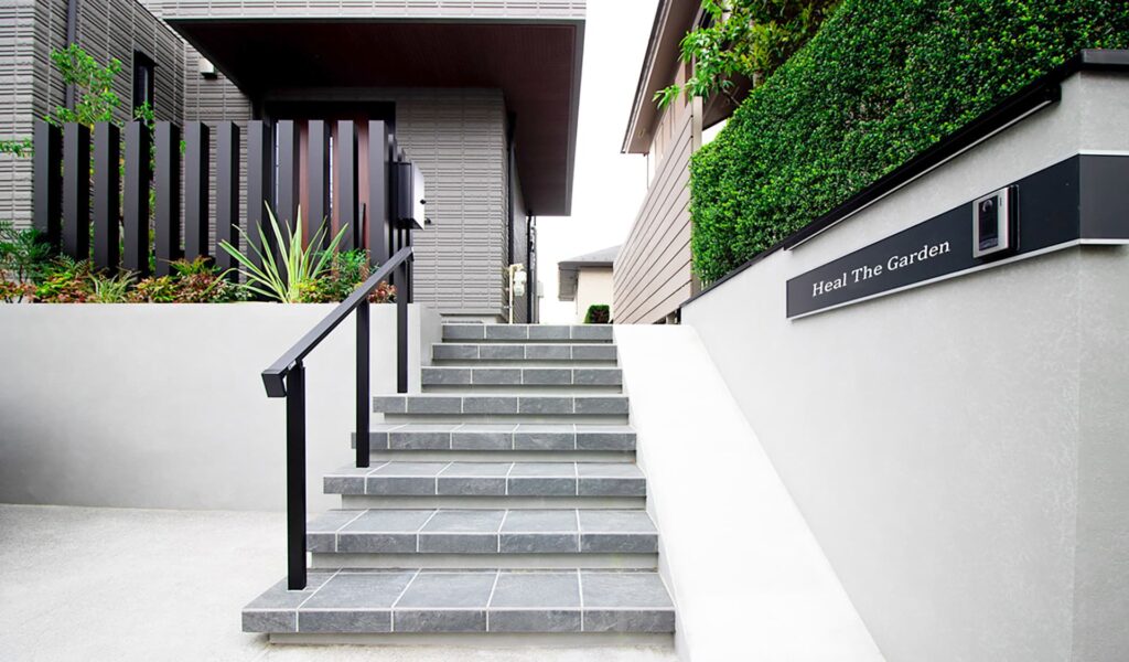 フローティングステップで魅せるスタイリッシュモダン新築エクステリア