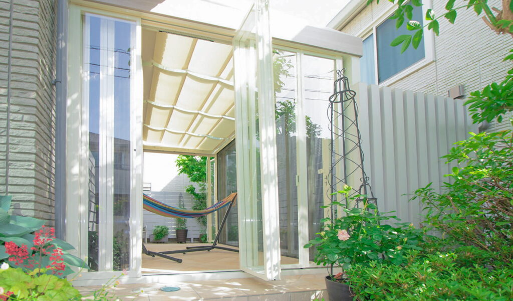 陽の光が射し込むガーデンルームのあるお庭